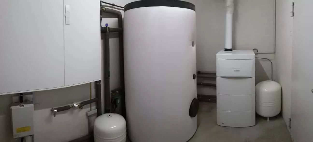 Speicher und Heizgerät im Hauswirtschaftsraum
